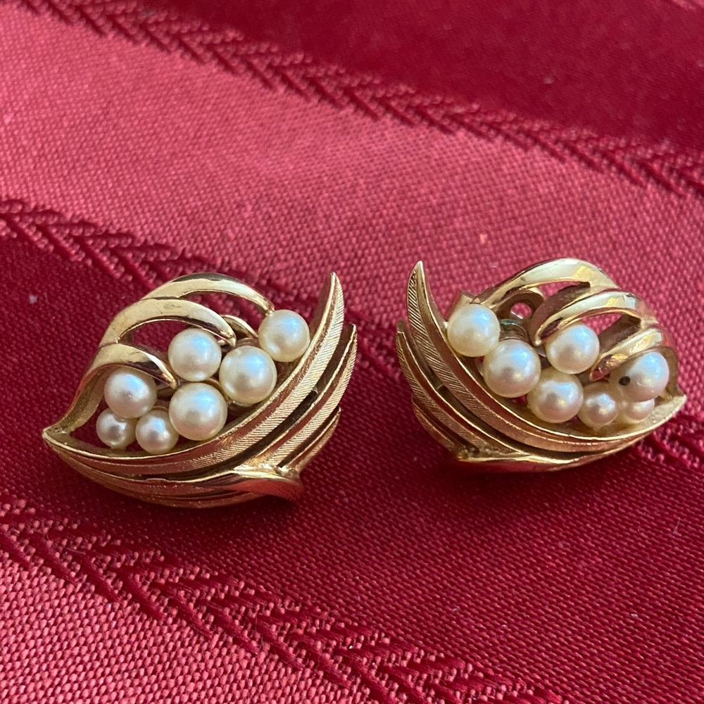 Vintage CROWN TRIFARI CLIPON Earrings